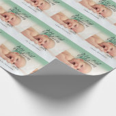 自分の初めてのクリスマスベビーの写真の名前を追加する年モダン ラッピングペーパー (角)