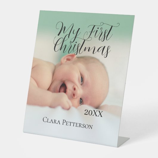 自分の初めてのクリスマスベビーの写真の名前を追加する年モダン 台座サイン (正面)