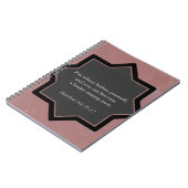 自分の前に他の人を置くビジネス手帳。 ノートブック (左側)