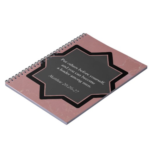 自分の前に他の人を置くビジネス手帳。 ノートブック (左側)