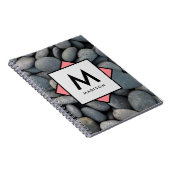 自分の名前とモノグラムを付けた川のロックパイル ノートブック (右側)