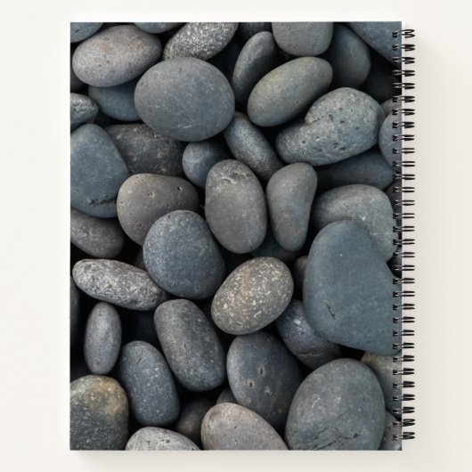 自分の名前とモノグラムを付けた川のロックパイル ノートブック (裏面)