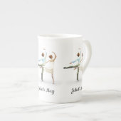 自分の名前または文字でロマンチックなダンサー ボーンチャイナマグカップ (正面右)