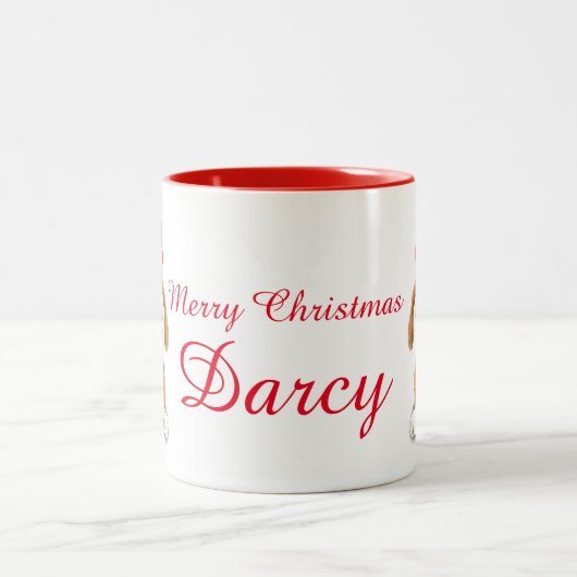 自分の名前をクリスマス歌唱の犬レッドに加えなさい ツートーンマグカップ (中央)