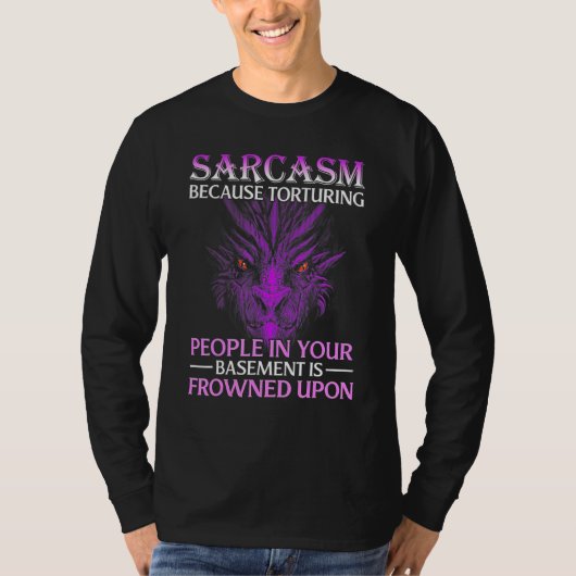 自分の地下室で人を苦しめるから皮肉 Tシャツ (正面)