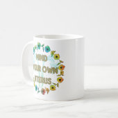 自分の子宮を気にする | 力を付けるフェミニストフローラ コーヒーマグカップ (正面左)