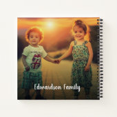 自分の家族の写真コラージュのモノグラム名を作成する ノートブック (裏面)