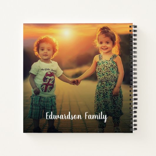 自分の家族の写真コラージュのモノグラム名を作成する ノートブック (裏面)