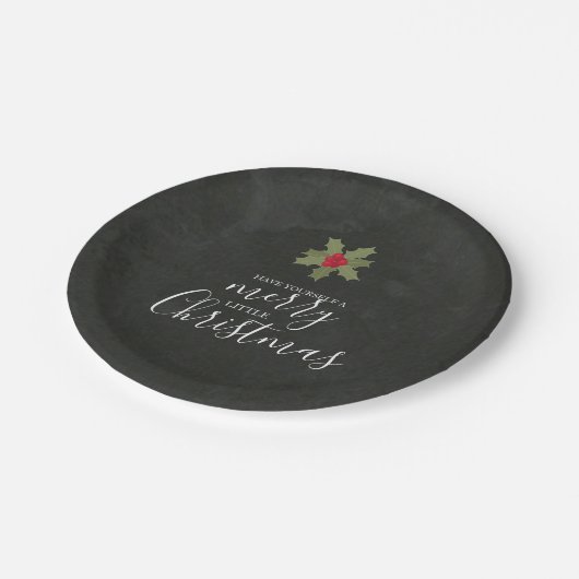 自分の小さなメリークリスマスホリーリースを持っている ペーパープレート (アングル)