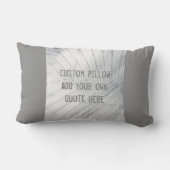 自分の引用文カスタム枕グレーを追加 ランバークッション (裏面)