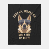 自分の文字は、義務で犬の名前の陰を耳にする フリースブランケット (正面)