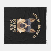 自分の文字は、義務で犬の名前の陰を耳にする フリースブランケット (正面(横))