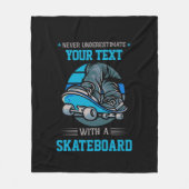 自分の文字を決して過小評価しない – Skateboard フリースブランケット (正面)