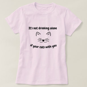 自分の猫と一緒に独りでもし飲むのではないおもしろい Tシャツ