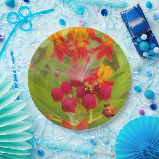 自分の美しい緑の赤い黄色の花芽をクレタ ペーパープレート (パーティー)