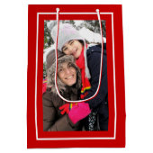 自分の赤いクリスマスの休日の写真を作成 ミディアムペーパーバッグ (裏面)