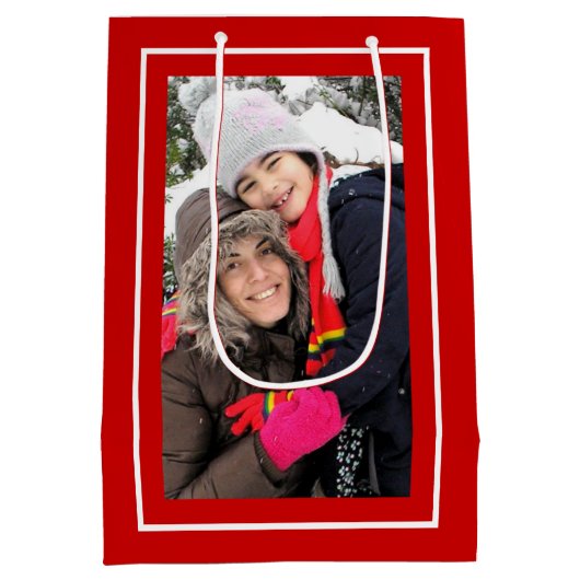 自分の赤いクリスマスの休日の写真を作成 ミディアムペーパーバッグ (裏面)