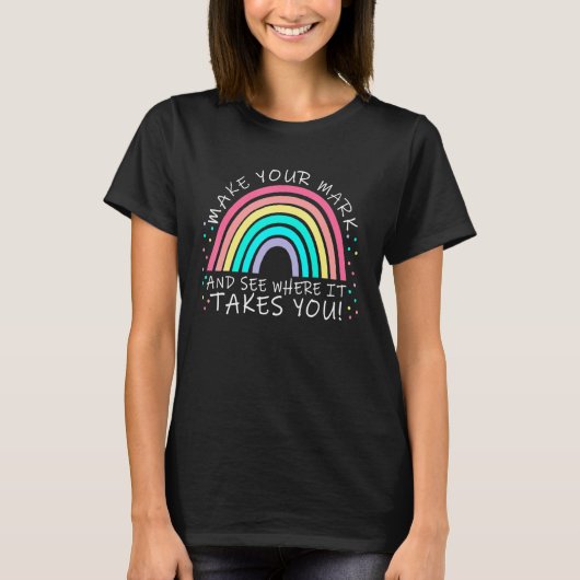 自分の足跡を作って、虹がかかっている場所を見る Tシャツ (正面)