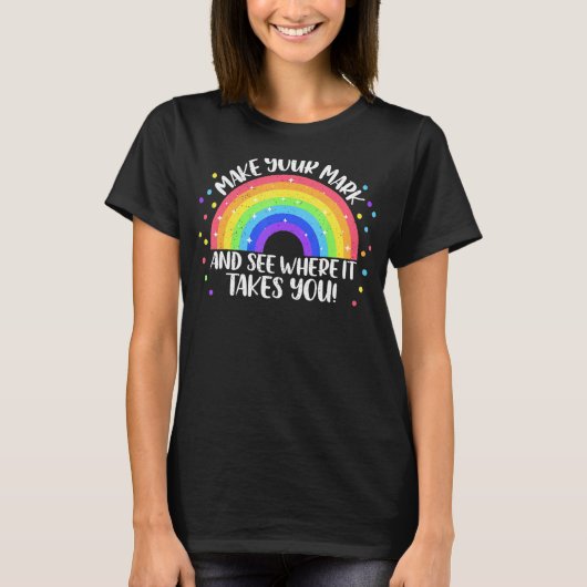 自分の足跡を作って、虹がかかっている場所を見る Tシャツ (正面)