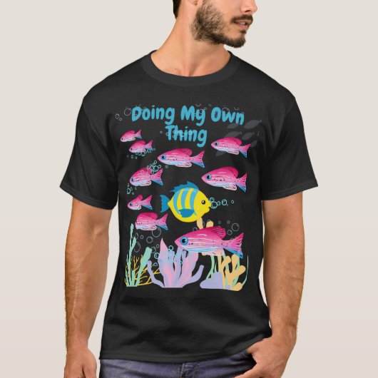 自分の道を行く、かわいい魚 Tシャツ (正面)