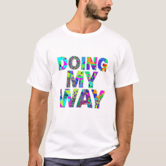 自分の道を行く カラフルパターンの名言Tシャツ Tシャツ