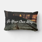 自分の道を進む – 夜間の鉄道線路 ランバークッション (裏面)