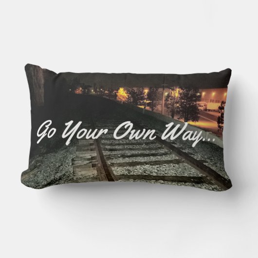 自分の道を進む – 夜間の鉄道線路 ランバークッション (正面)