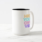 自分の雰囲気に気を付けなさい ツートーンマグカップ (正面右)