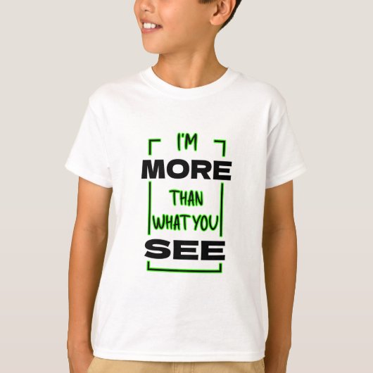 自分は見た目以上の存在 Bold Typographyデザイン Tシャツ (正面)