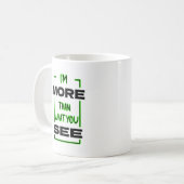 自分は見た目以上 Bold Typographyデザイン コーヒーマグカップ (正面左)