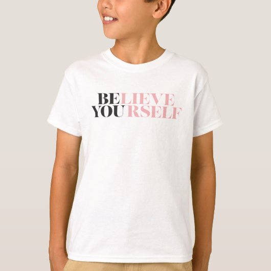 自分らしく Believe Yourself ピンクタイポグラフィキッズ Tシャツ (正面)
