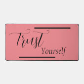 「自分を信頼」フレーズ黒レタリング デスクマット (正面)