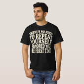 自分を繰り返す必要はない - 面白い名言 ユーモア Tシャツ (正面フル)