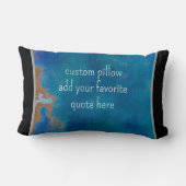 自分カスタムの引用文動揺してティール(緑がかった色)と青を追加 ランバークッション (裏面)