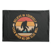 自分信じでBigfoot Black 枕カバー (裏面-左)