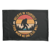 自分信じでBigfoot Black 枕カバー (正面左)