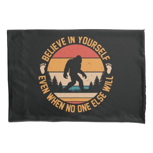 自分信じでBigfoot Black 枕カバー (正面左)