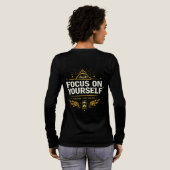 自分自身に集中 - 周りの雑音を無視せよ | 自己成長 トライブレンドTシャツ (背面全体)