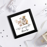 自分自身ブルドッグウォーターカラーパピーイラストレーション ギフトボックス<br><div class="desc">「Be Yourself Bulldog Water Color Puppy」ギフトボックスの魅力に喜びと、柔らかい白いバルーンが出現するメールボックスの隣に立っているBulldogの子犬の愛らしいイラストレーションを特徴とする。贈り物と一緒に完成したこの魅力的なシーンは、任意の子供部屋ルームに理想的な追加、愛犬家に最適。ハートと星読で飾られた下の美しい書道「Be Yourself」は、この可愛いデザインにお洒落touchを加えた。このギフトボックスは、赤ん坊のシャワー、誕生日、休日に最適であるだけでなく、犬、特にブルドッグを崇拝する生活の中で特別な人々のための思慮深い日常のギフトとして機能する。ブルドッグ愛好家の心の生まれたばかりのあるプレゼントとして自分の部屋のためであろうと、この箱は確かに彼らの顔にスマイルをもたらす。</div>