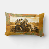 自動車を運転するアパッチとジェロニモ ランバークッション (裏面)