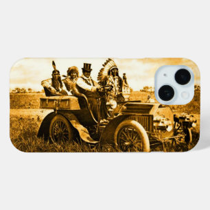 自動車を運転するアパッチとジェロニモ iPhone 15ケース