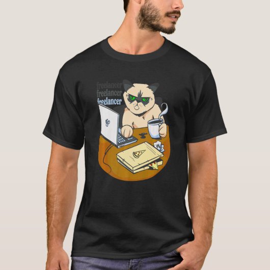 自宅で仕事をするフリーランスの猫 ピザ コーヒー Tシャツ (正面)