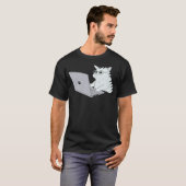 自宅で仕事をする Geek Cat Tシャツ (正面フル)