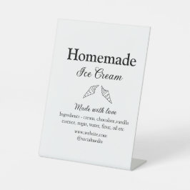 自家製アイスクリームに愛で作った食材を加える 台座サイン