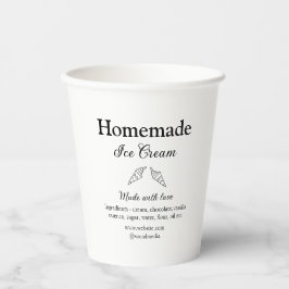 自家製アイスクリームに愛で作った食材を加える 紙コップ