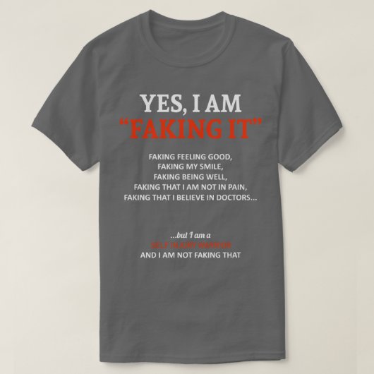 自己損傷認識度私はこの家族でそれを偽っている Tシャツ (デザイン正面)