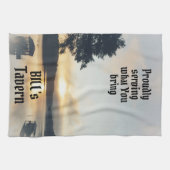 自慢げに持って行くレクフロントバータオル キッチンタオル (横)