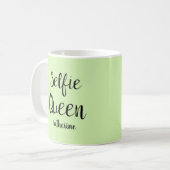 自撮りクイーンネームパーソナライズされたライムグリーン コーヒーマグカップ (正面左)