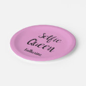 自撮りクイーン名パーソナライズされたピンク ペーパープレート (アングル)