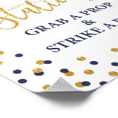 自撮りステーションがプロップを掴み、ポーズサインを打つ ポスター (角)